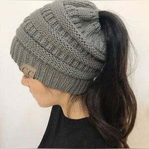 NWT Ponytail CC messy bun beanie hat. Dark Gray